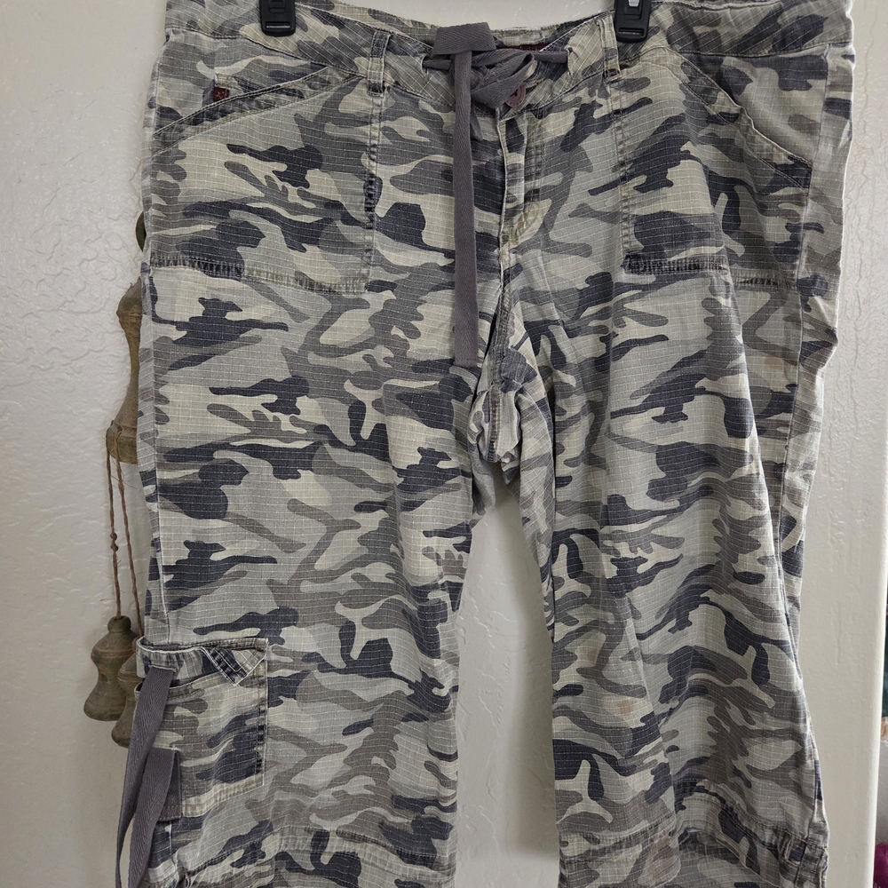 Womens 18 Green Camouflage Cargo Utility Capri Pants